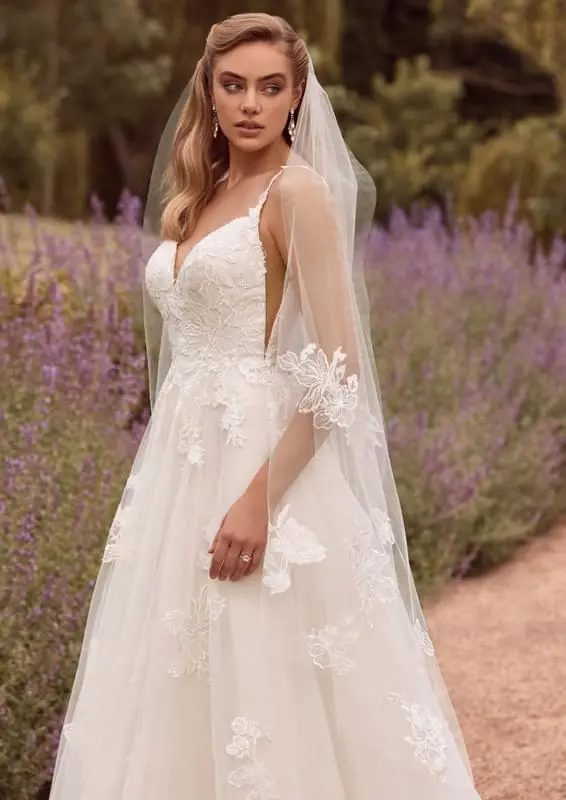 Sophia Tolli kis A vonalú menyasszonyi ruha, gazdag csipke díszítéssel